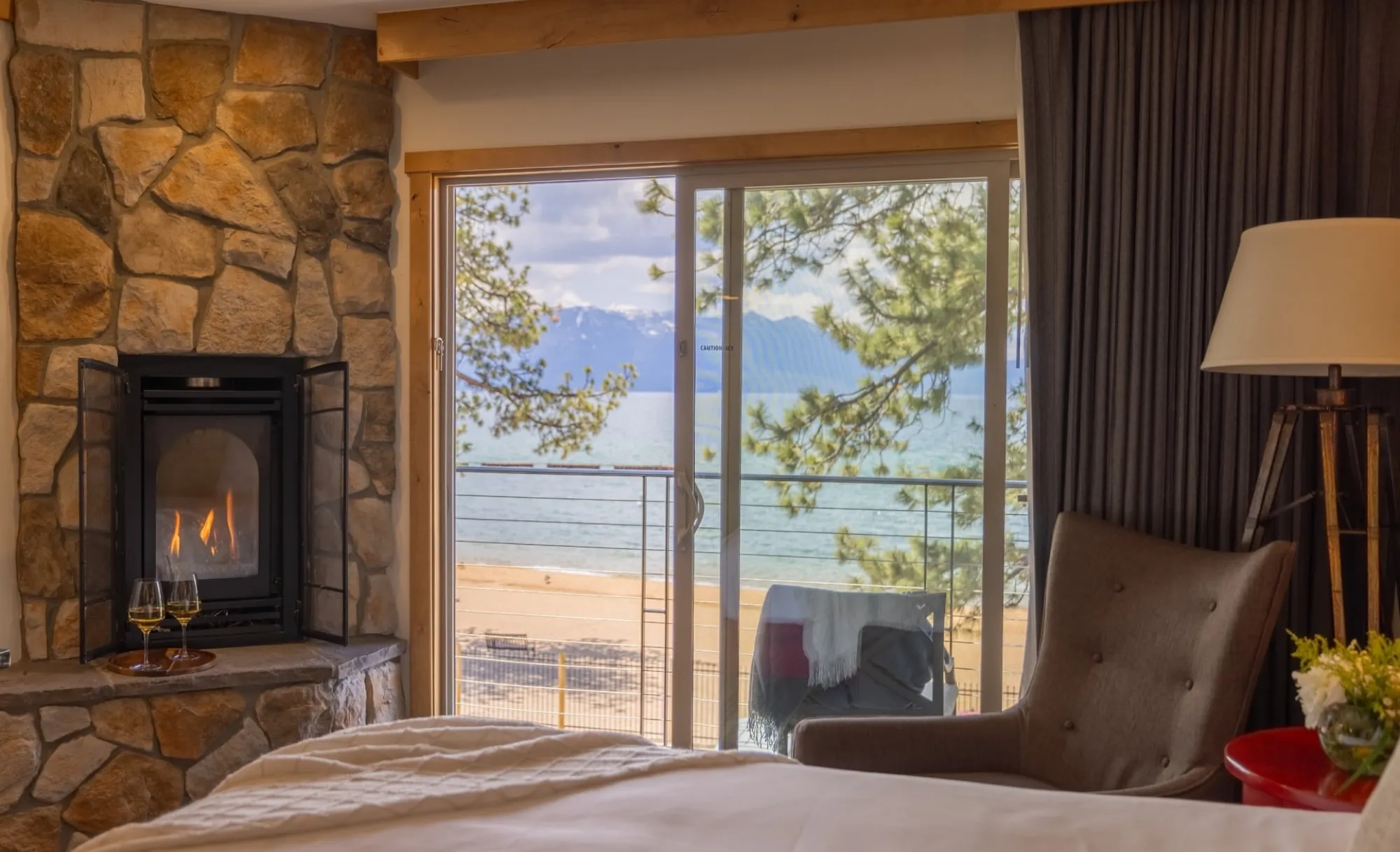 Lakeview room with the lake through the window